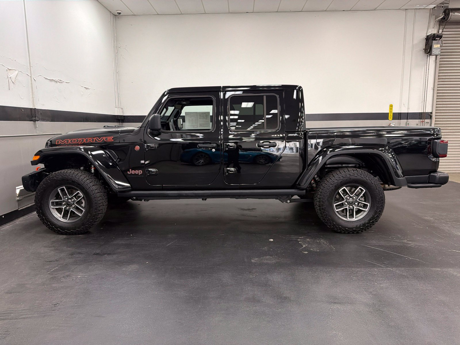 Used 2025 Jeep Gladiator Mojave AWD/4WD image 10