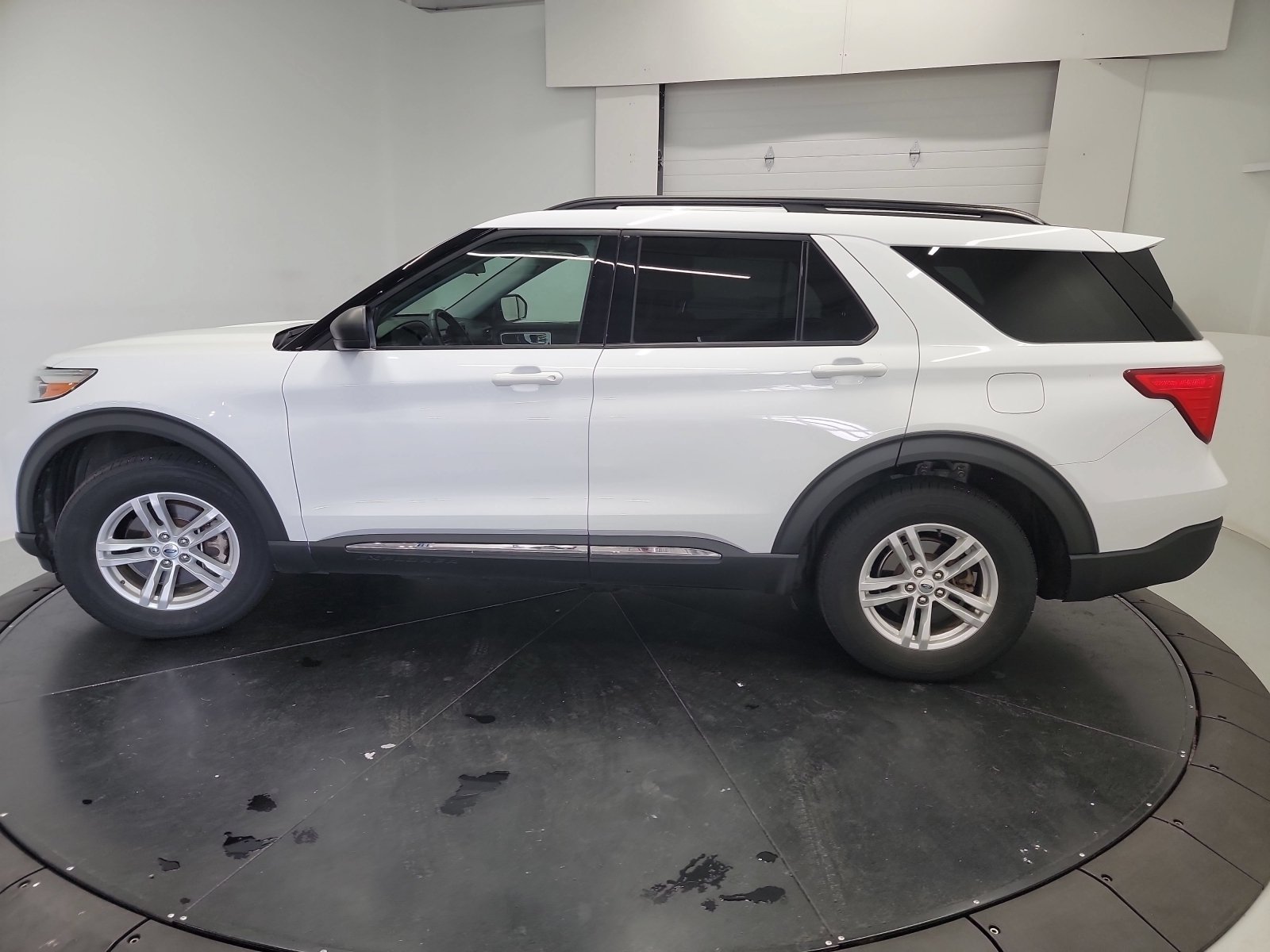 Used 2021 Ford Explorer XLT w/ Class III Trailer Tow Package AWD/4WD image 4