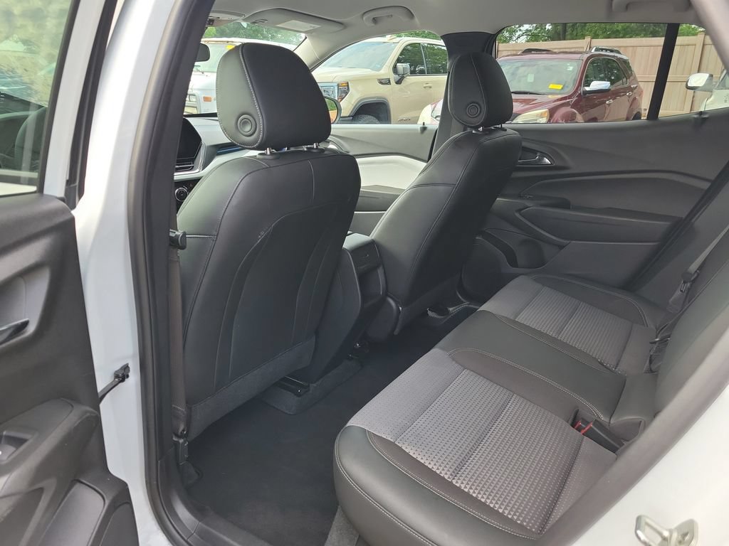 Used 2025 Chevrolet Trax LT FWD image 17
