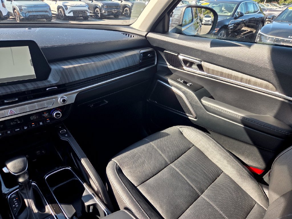 Used 2024 Kia Telluride EX w/ EX Captain's Chair Package AWD/4WD image 16