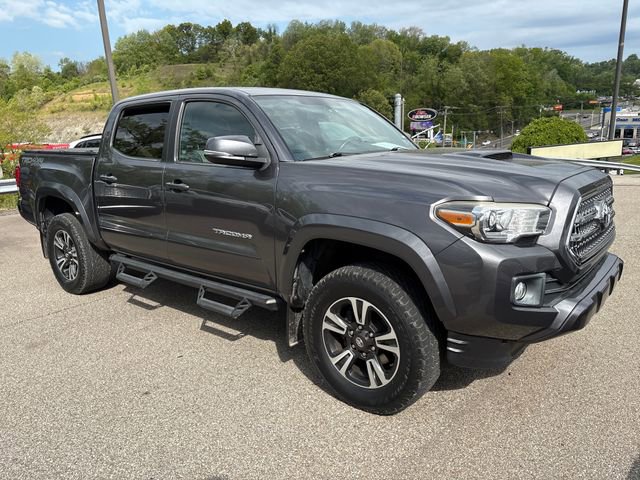 Used 2017 Toyota Tacoma TRD Sport AWD/4WD image 7