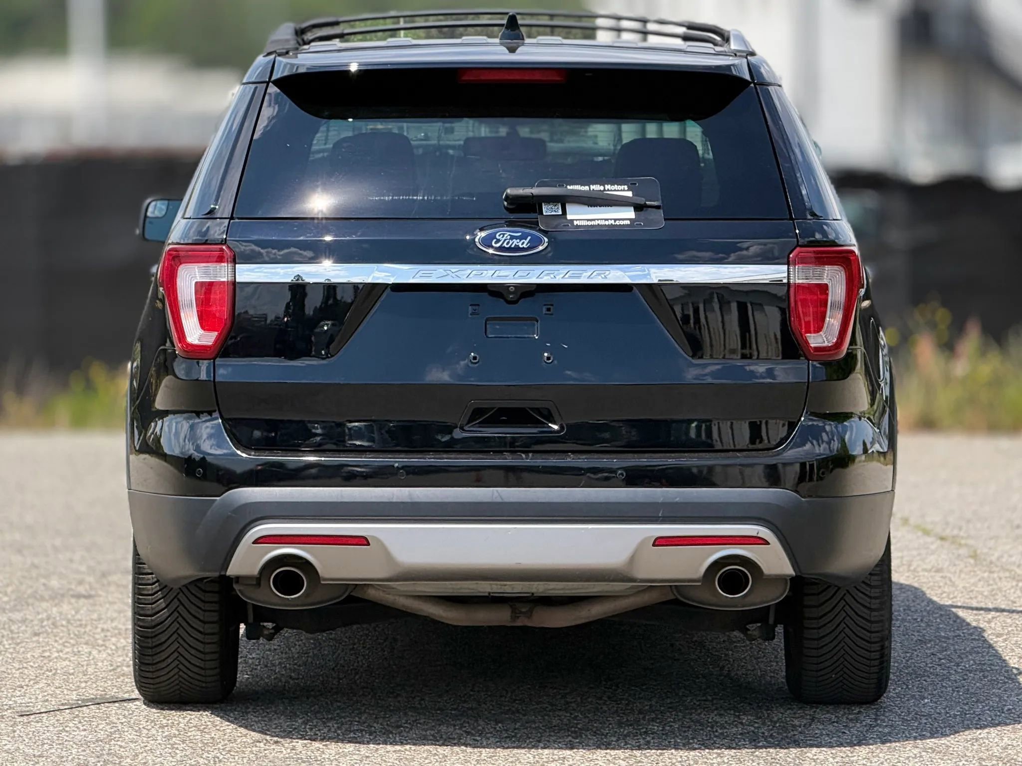 Used 2016 Ford Explorer XLT w/ Equipment Group 202A FWD image 4