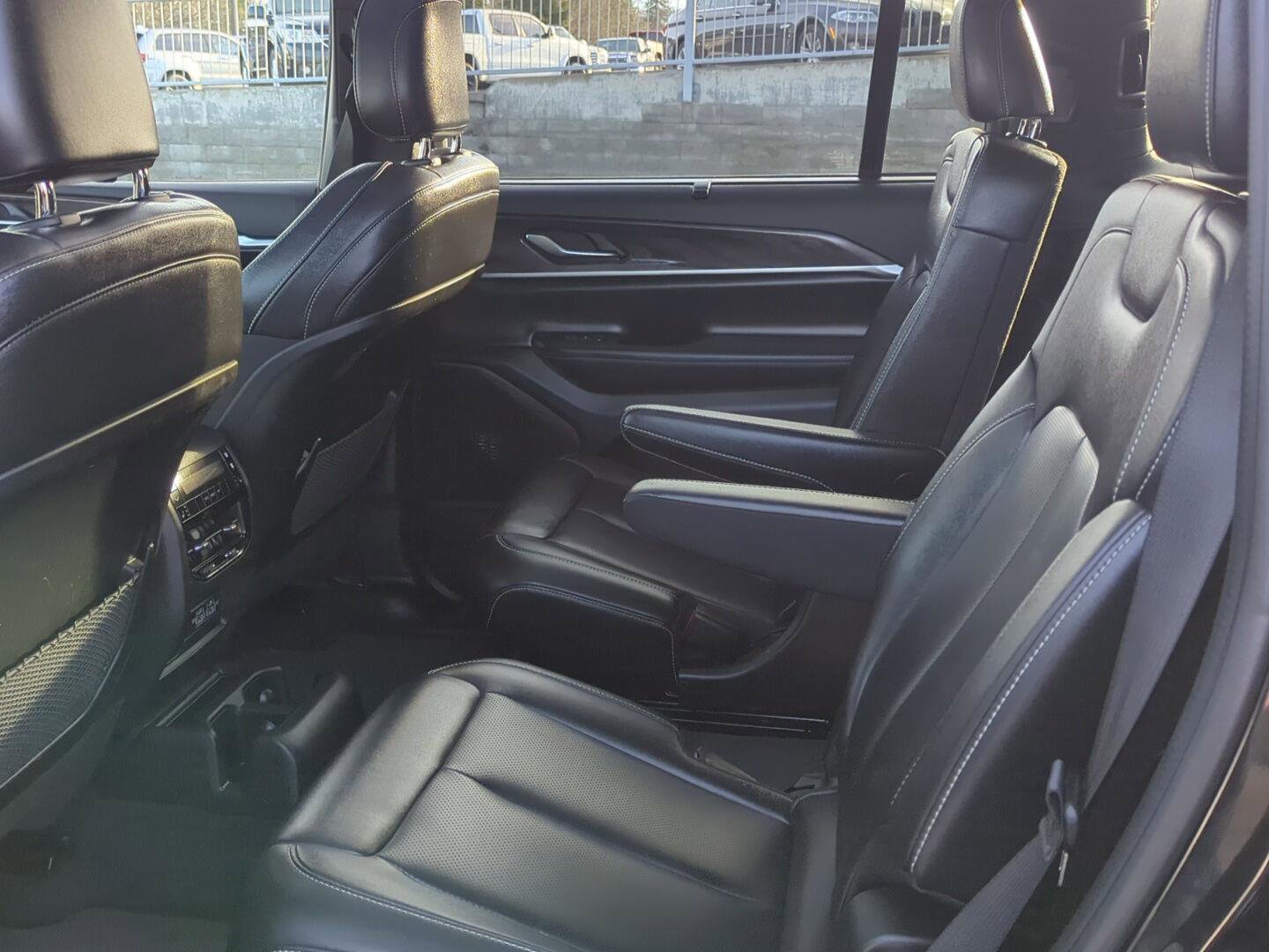 Used 2024 Jeep Grand Cherokee L Limited w/ Luxury Tech Group II image 11