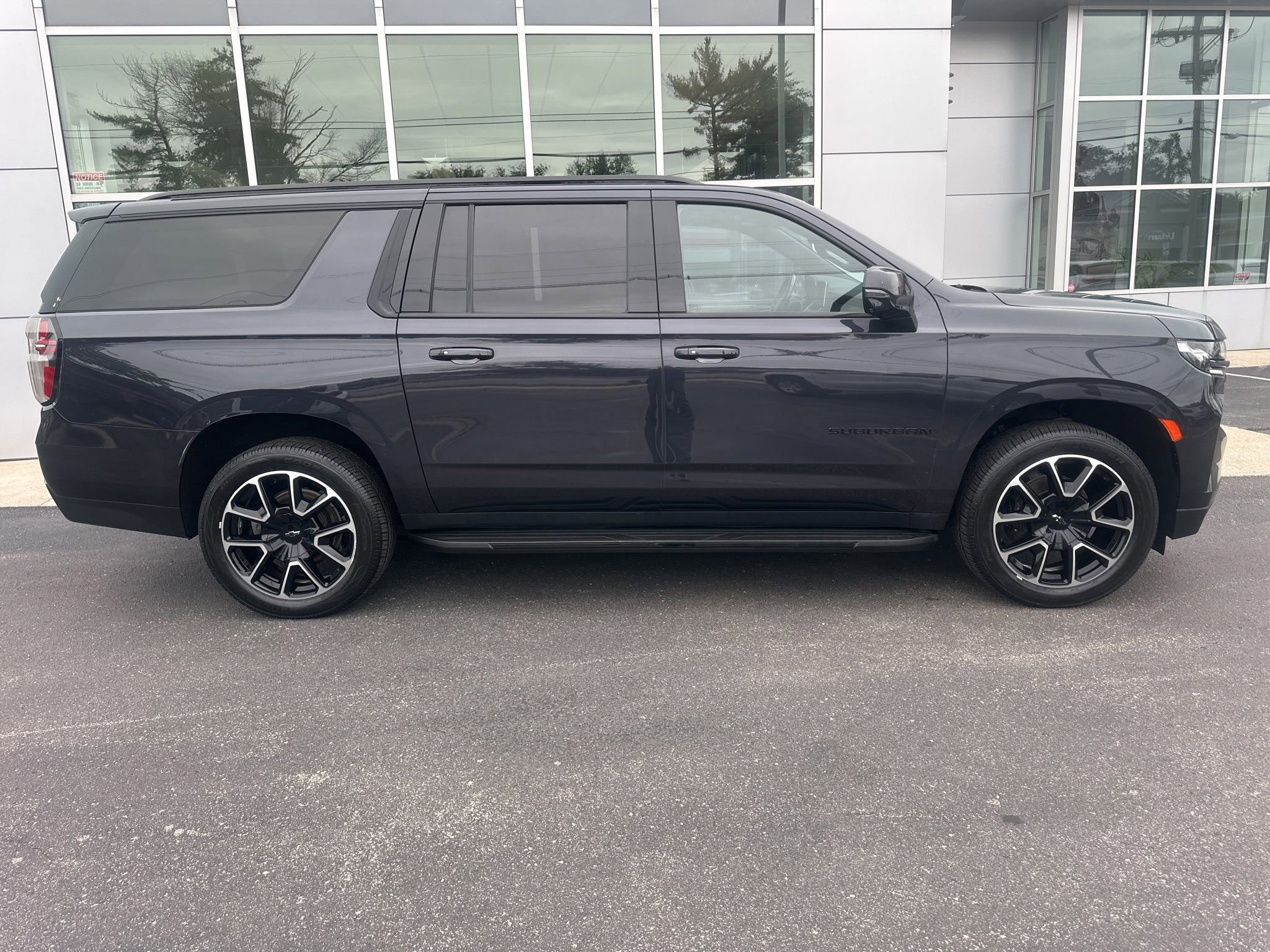 Used 2022 Chevrolet Suburban RST w/ Luxury Package AWD/4WD video 2
