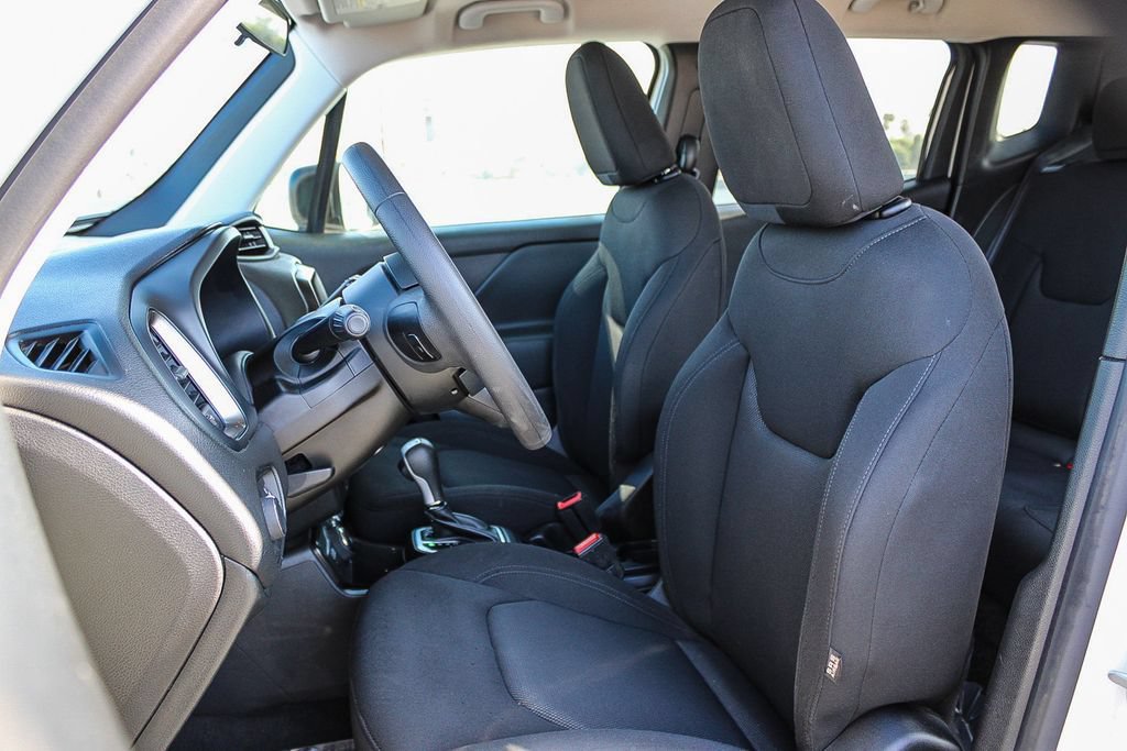 Used 2023 Jeep Renegade Latitude AWD/4WD image 18