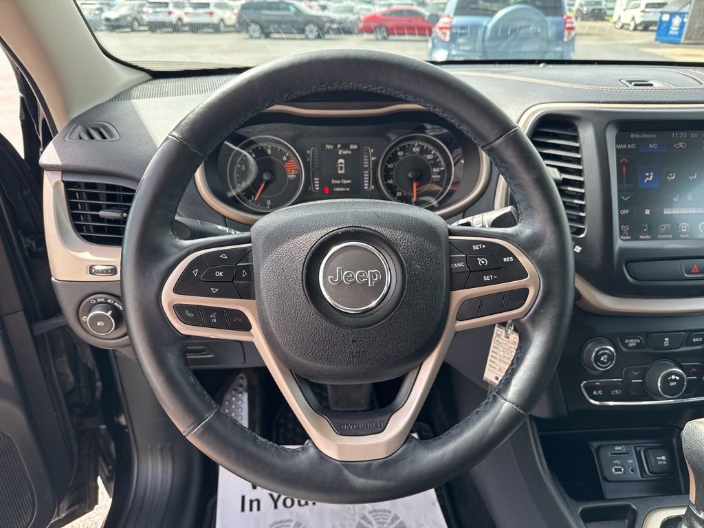 Used 2017 Jeep Cherokee Latitude w/ Cold Weather Group FWD image 14