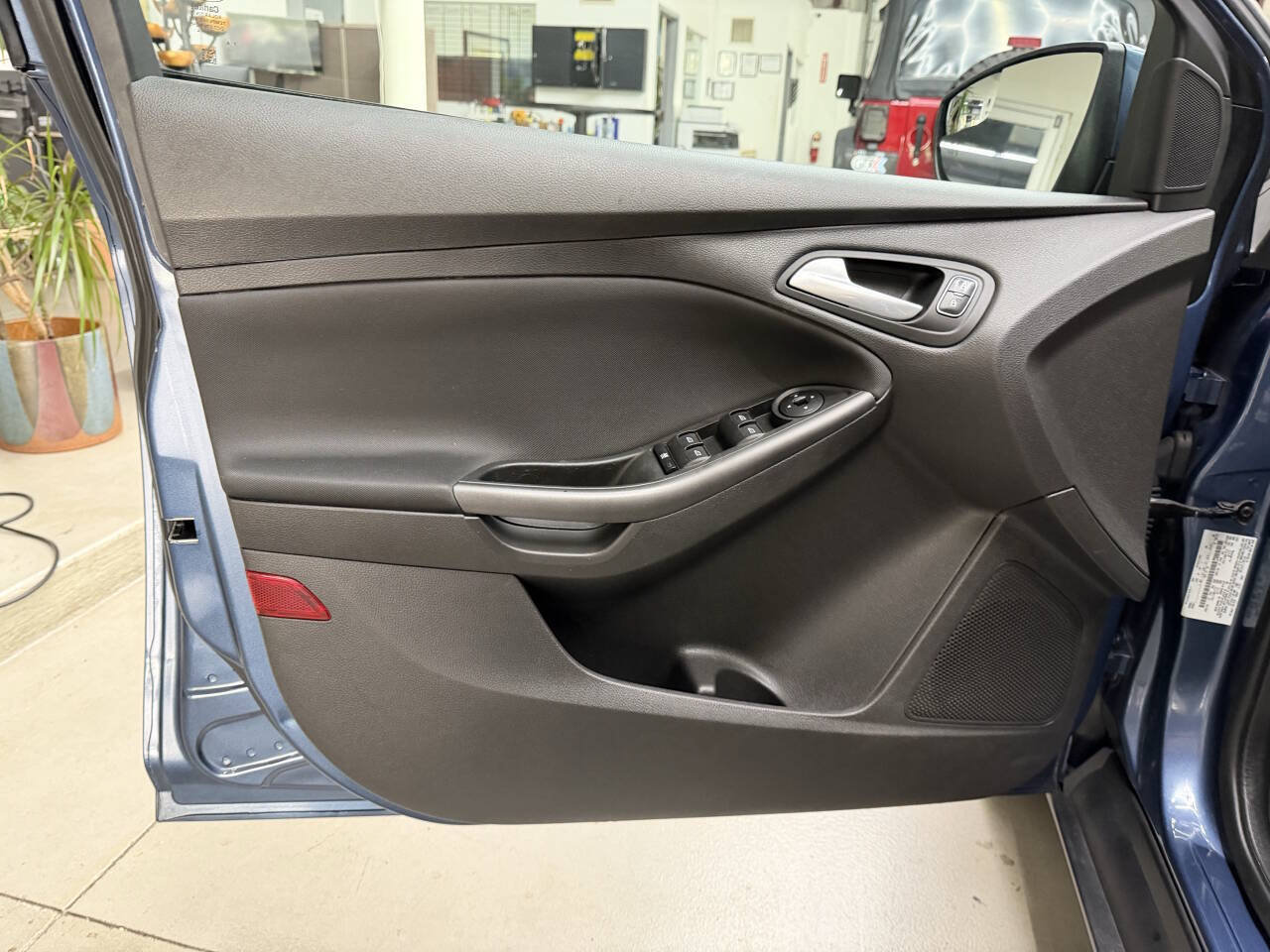 Used 2018 Ford Focus SEL w/ Cold Weather Package FWD image 10