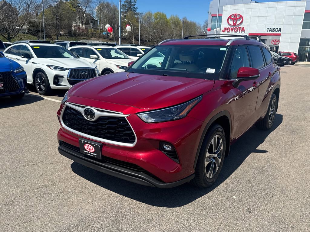 Used 2022 Toyota Highlander XLE AWD/4WD image 3