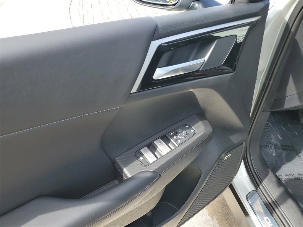 New 2025 Mitsubishi Outlander SE image 19