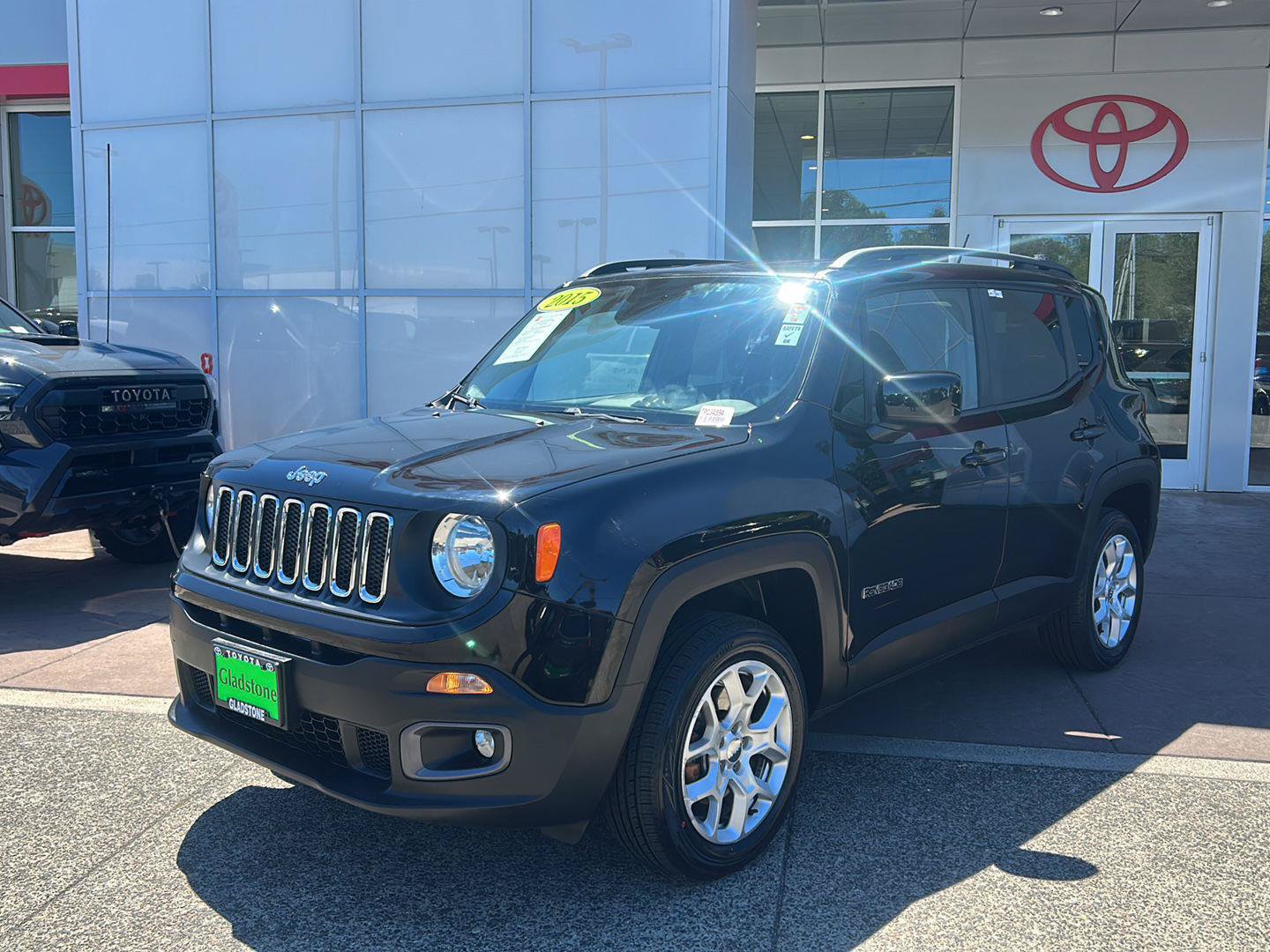 Used 2015 Jeep Renegade Latitude AWD/4WD image 2