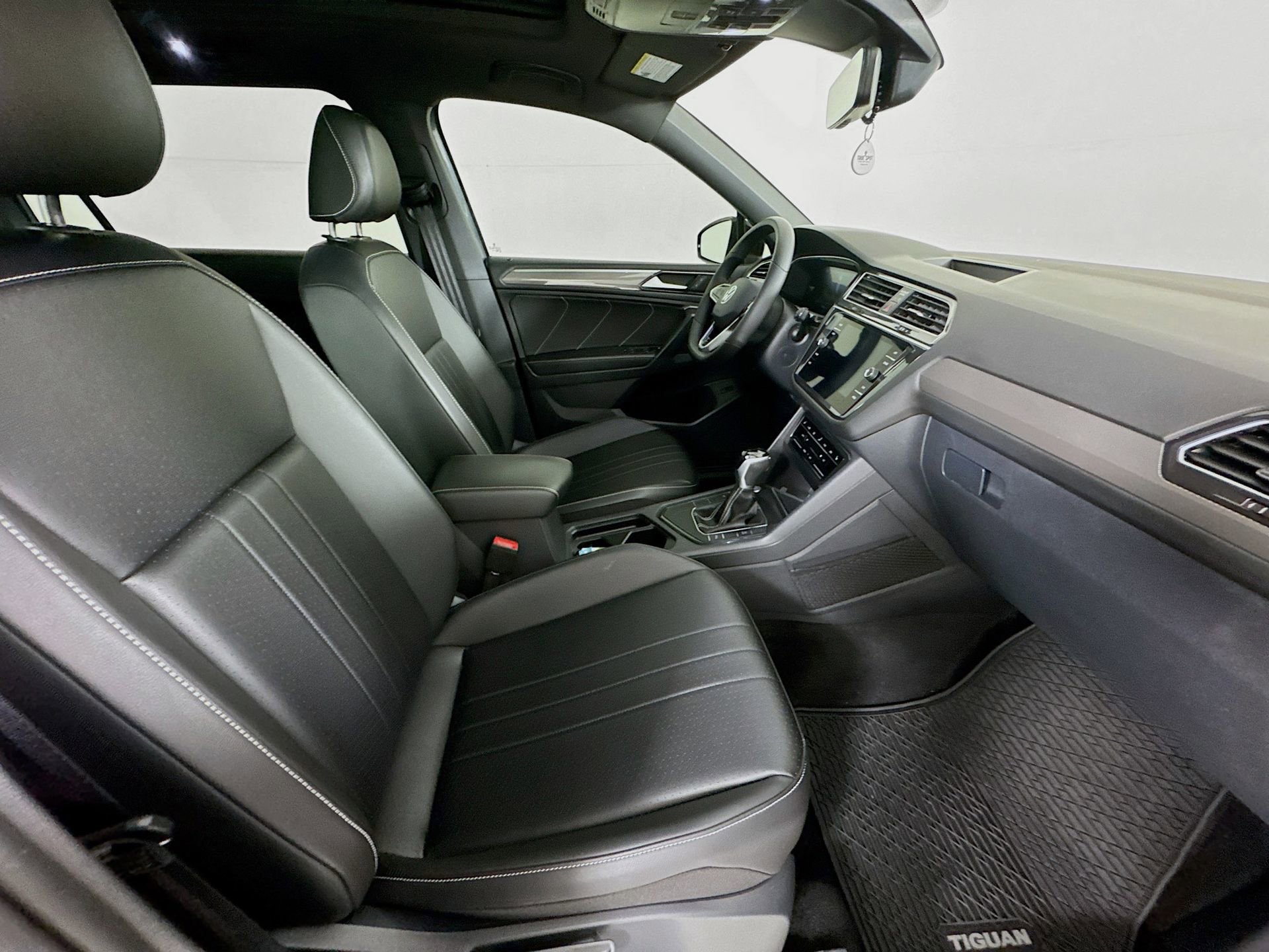 Used 2024 Volkswagen Tiguan SE R-Line w/ MDO Package, Three-Row FWD image 30