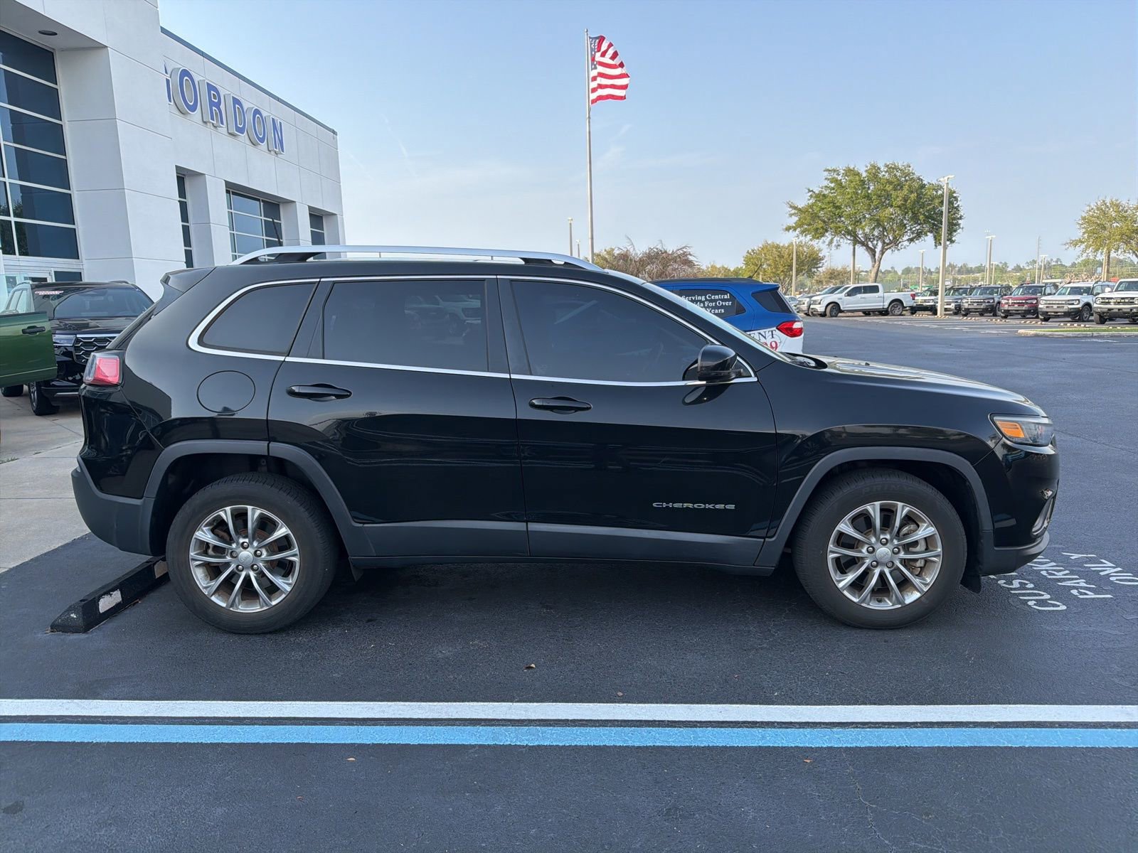 Used 2021 Jeep Cherokee Latitude Lux w/ Sun & Sound Group FWD image 2