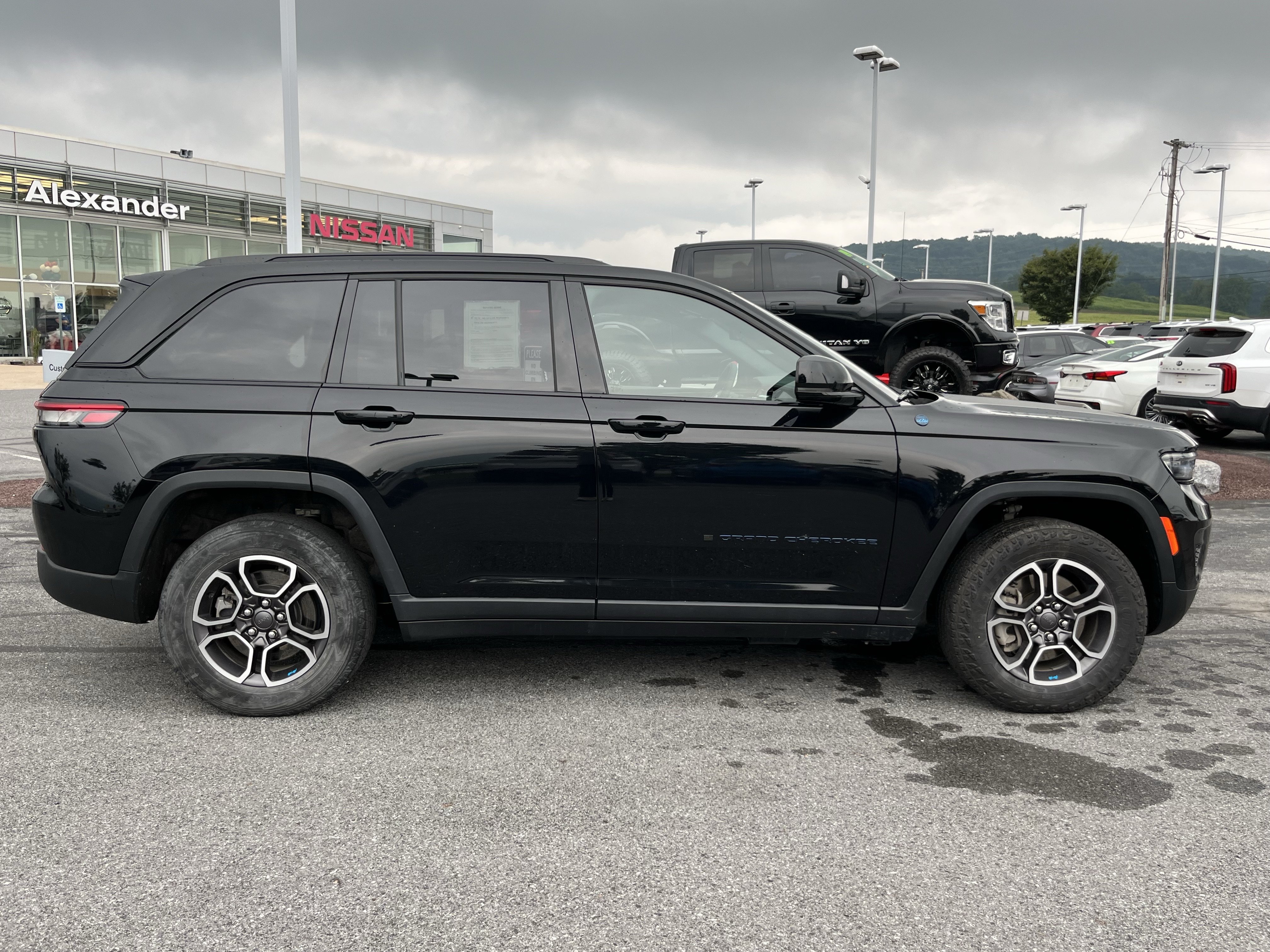 Used 2023 Jeep Grand Cherokee Trailhawk w/ Luxury Tech Group III AWD/4WD image 2
