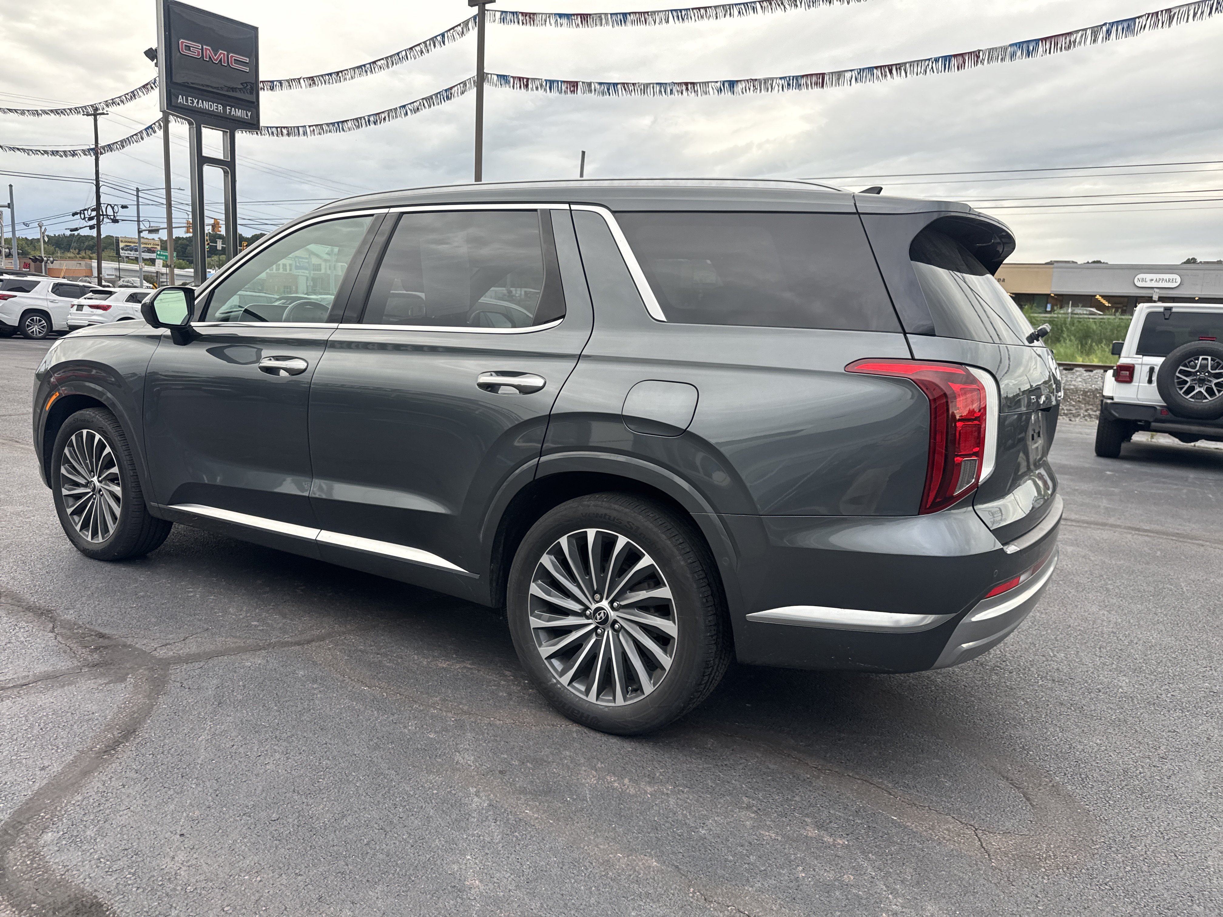 Used 2023 Hyundai Palisade Calligraphy w/ Cargo Package AWD/4WD image 4