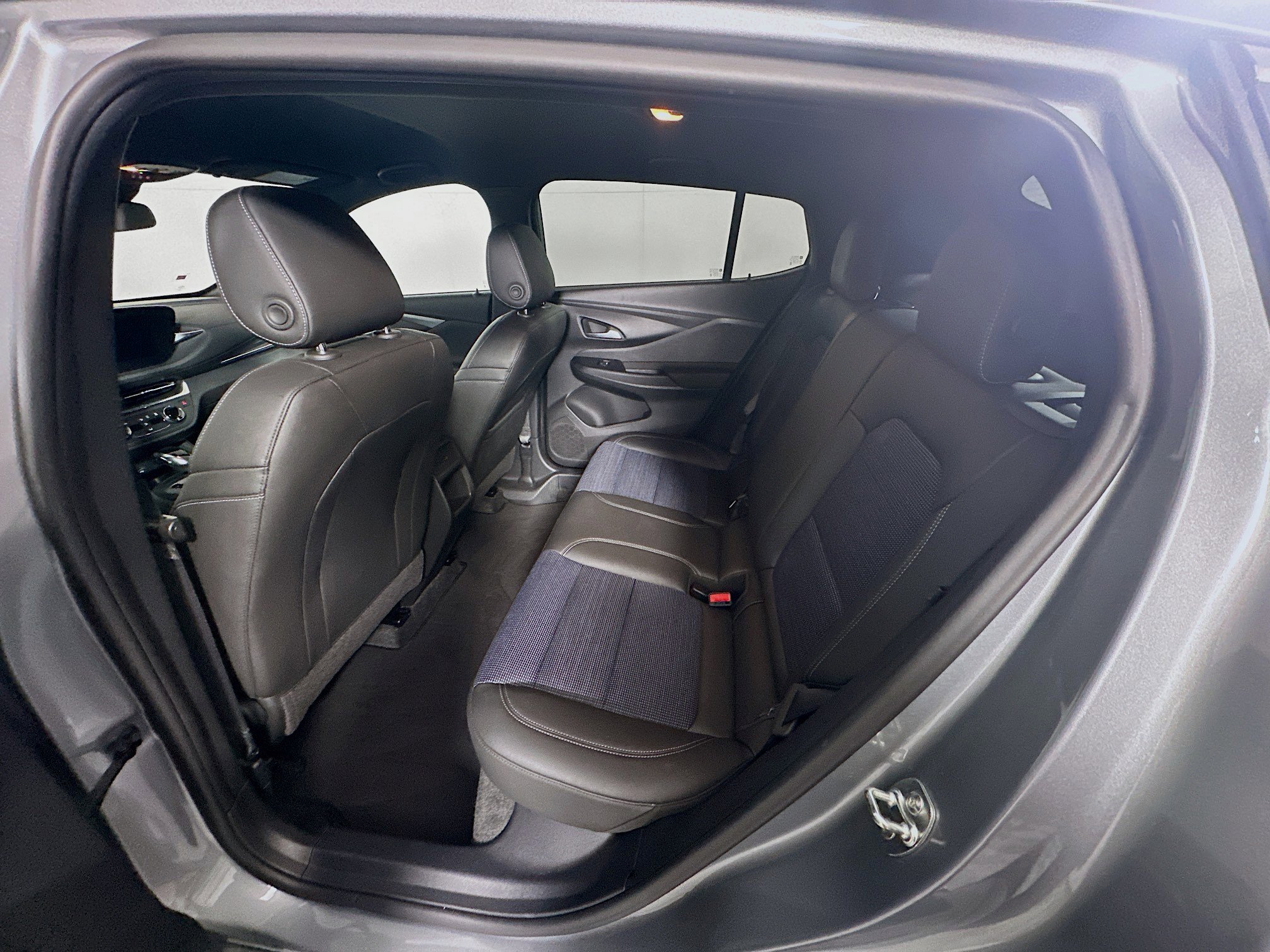 Used 2025 Buick Envista Preferred image 27