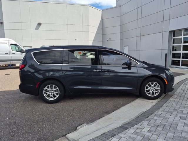Used 2020 Chrysler Pacifica Touring-L FWD image 4