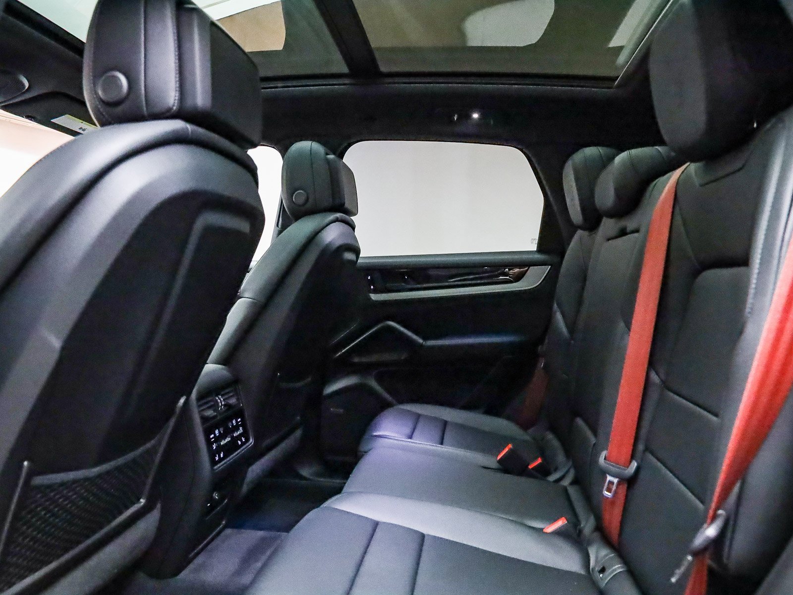Used 2025 Porsche Cayenne image 23