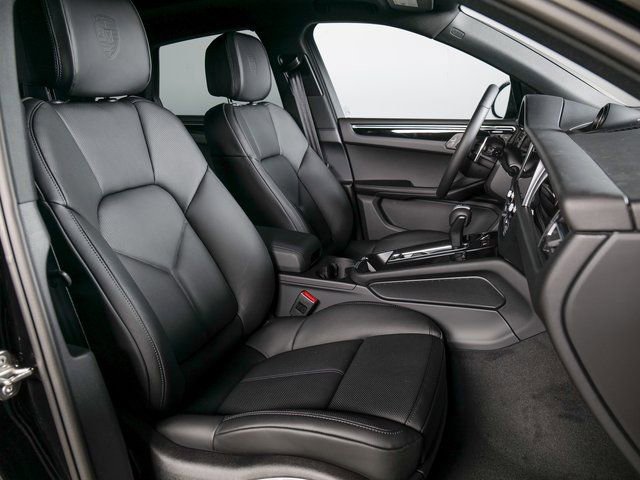 Certified 2026 Porsche Macan AWD/4WD image 11