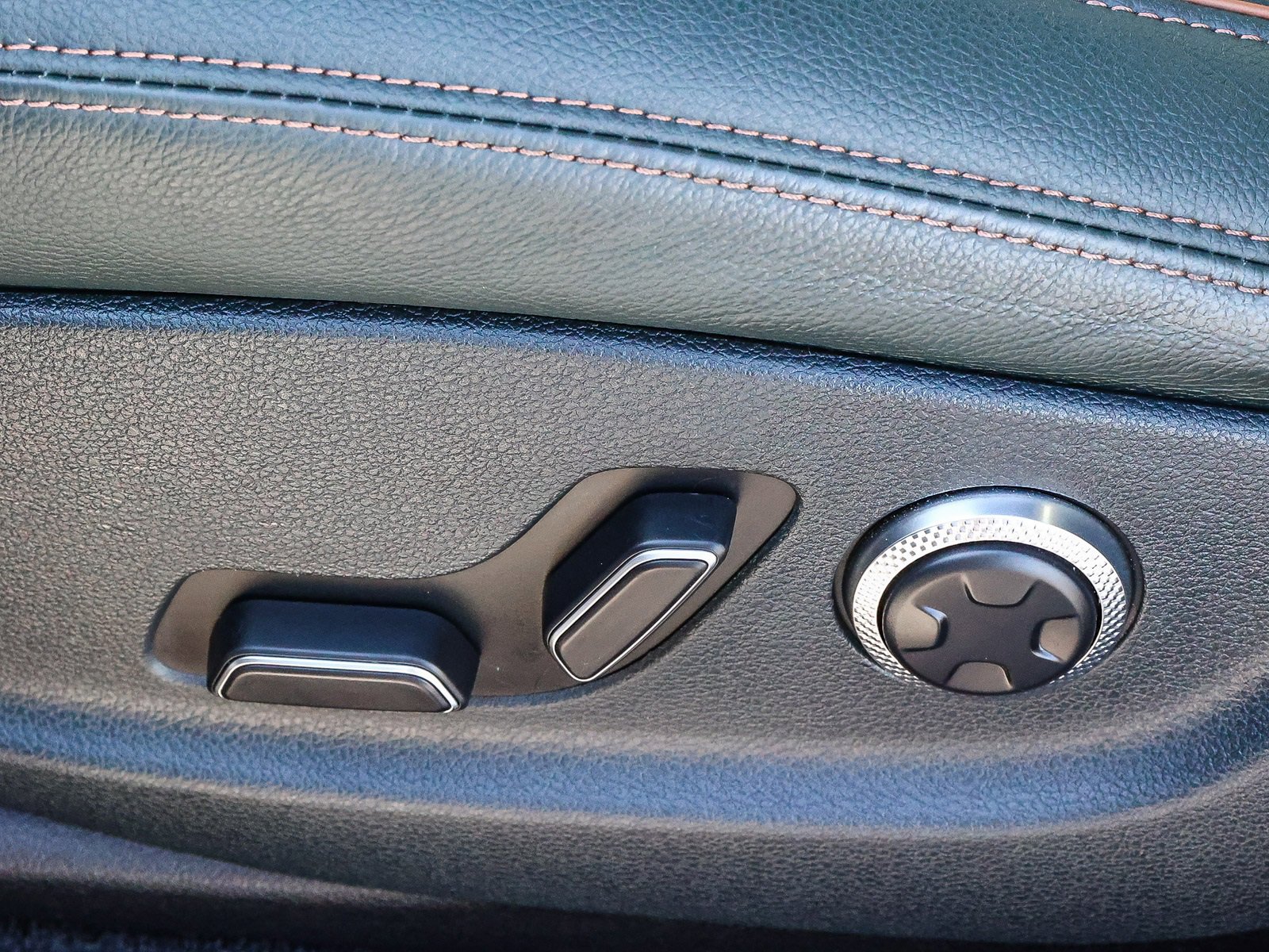 Used 2023 Genesis GV70 2.5T w/ Advanced Package image 23