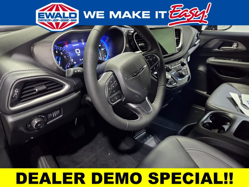 New 2026 Chrysler Pacifica Select AWD/4WD image 5