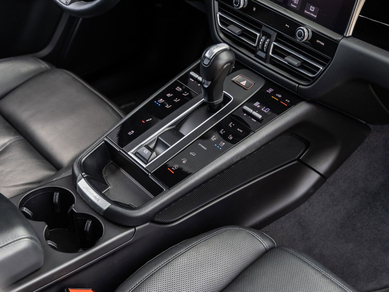 Certified 2023 Porsche Macan Turbo AWD/4WD image 32