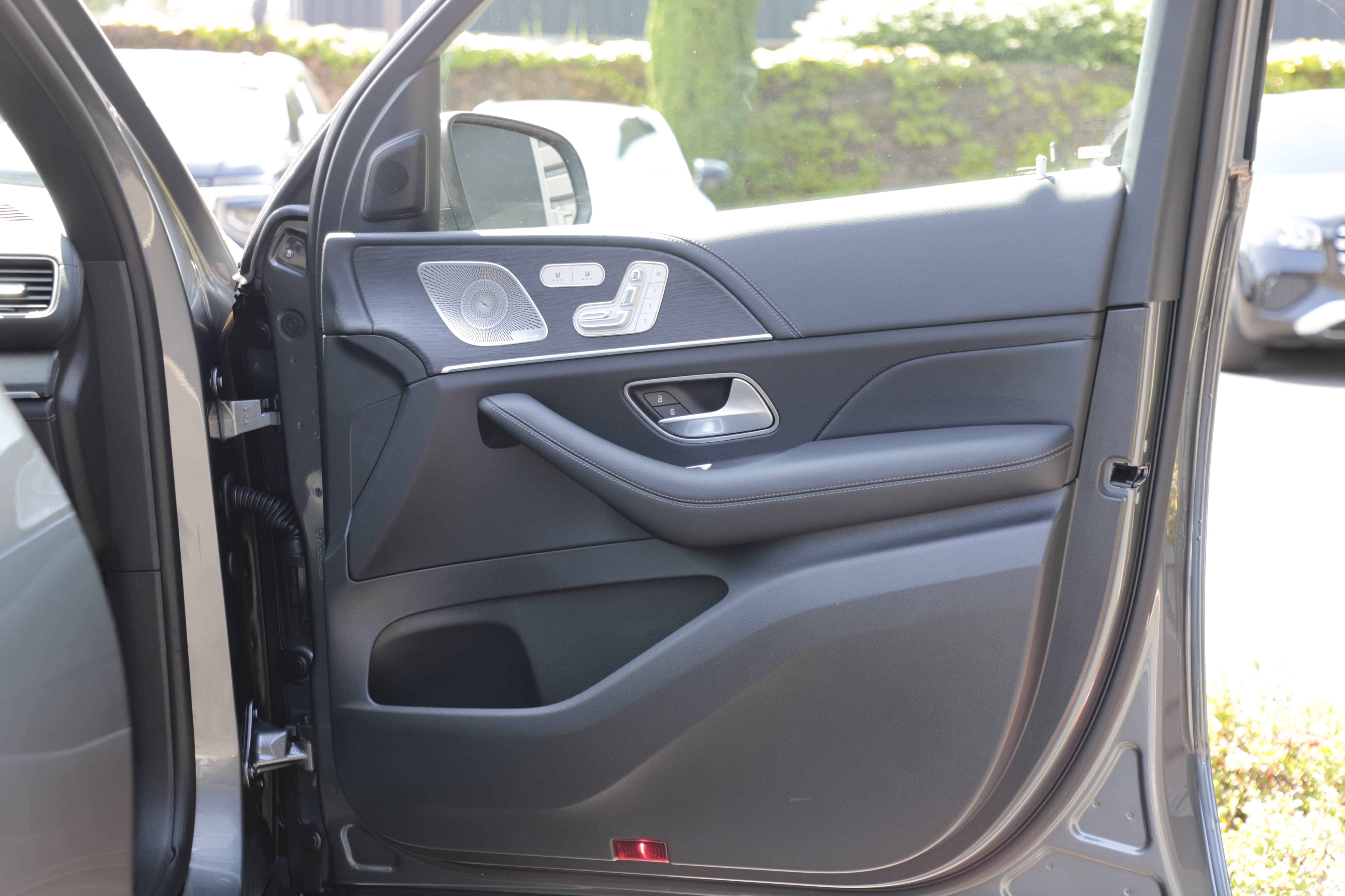Used 2025 Mercedes-Benz GLE 450e 4MATIC image 7