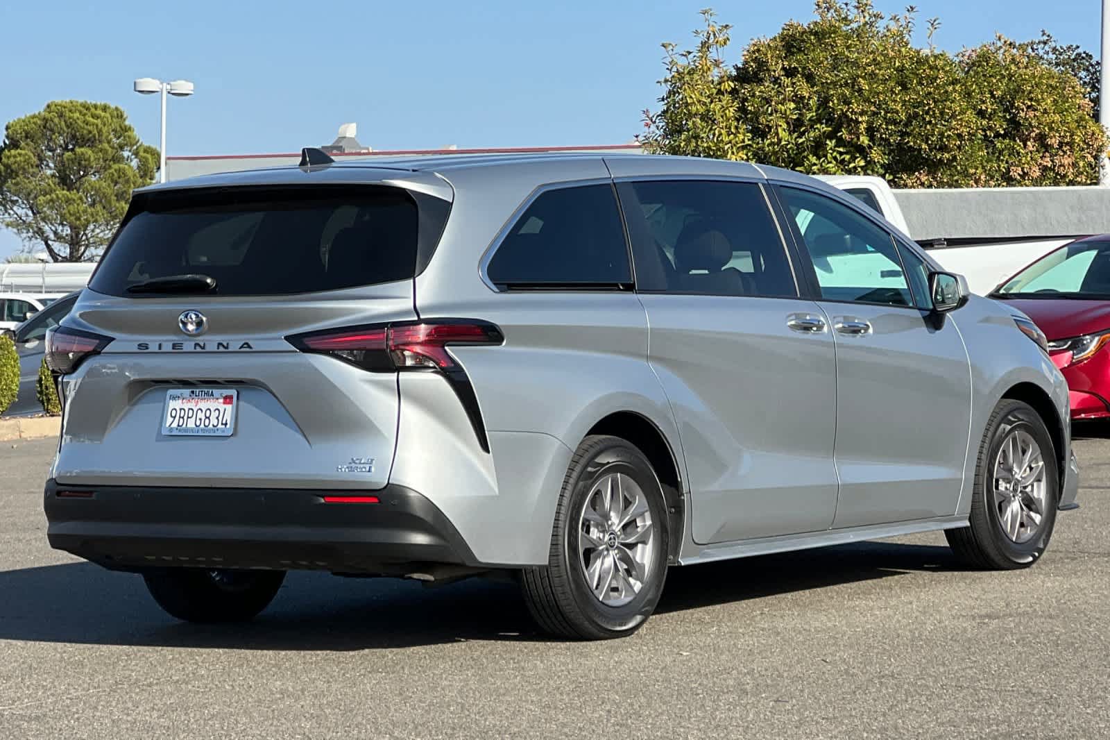 Certified 2022 Toyota Sienna XLE FWD image 2