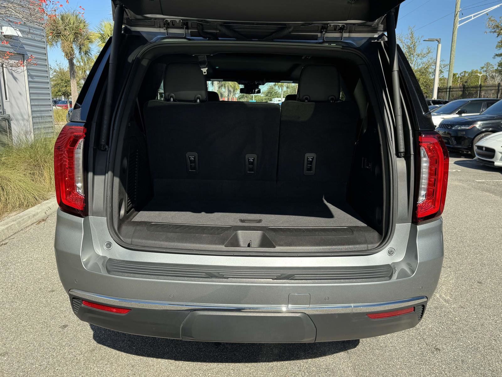 Used 2023 GMC Yukon SLT w/ SLT Luxury Package image 11