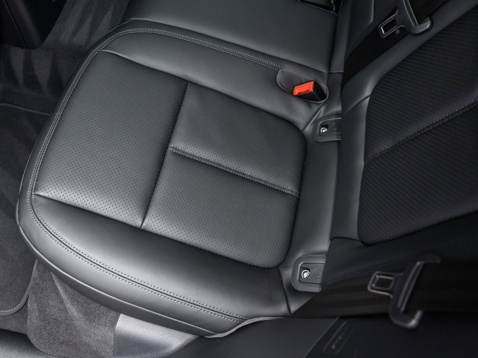 Used 2025 Porsche Macan image 32