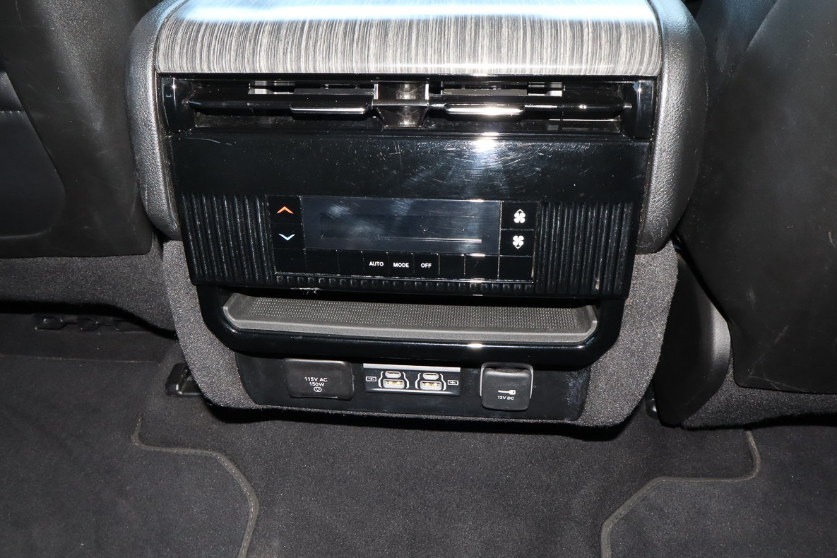 Used 2024 Jeep Wagoneer Series II w/ Flexible Seating Group AWD/4WD image 23