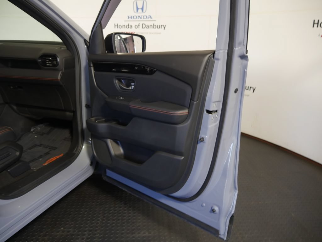 Certified 2025 Honda Pilot TrailSport image 5