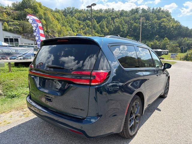 Used 2025 Chrysler Pacifica Limited FWD image 3