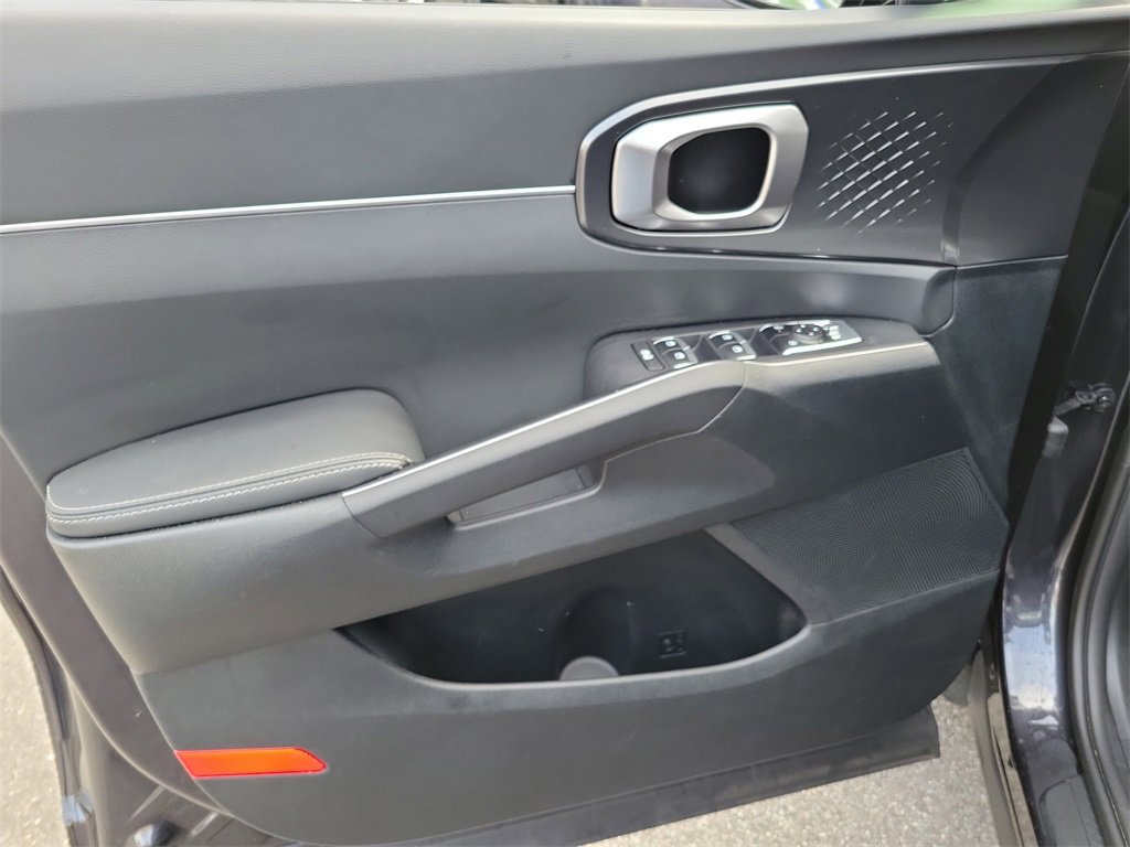 Used 2025 Kia Sorento LX image 21
