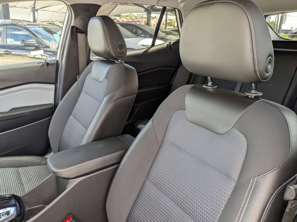 Used 2025 Chevrolet Trax LT w/ LT Convenience Package FWD image 14