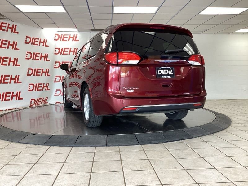 Used 2017 Chrysler Pacifica Touring-L FWD image 5