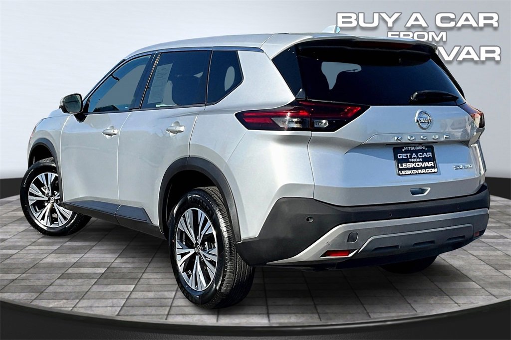 Used 2021 Nissan Rogue SV image 2