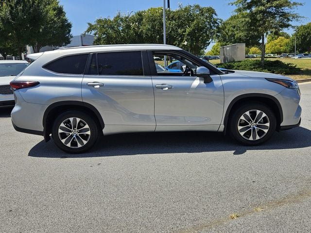 Used 2024 Toyota Highlander XLE FWD image 9