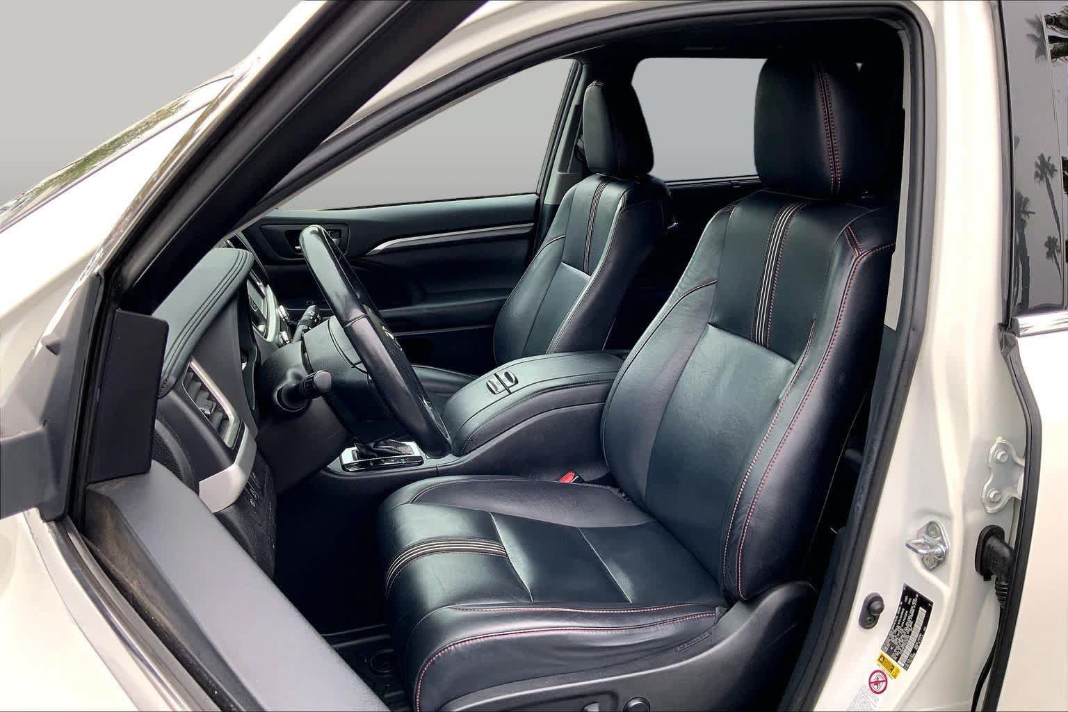Used 2019 Toyota Highlander SE FWD image 7