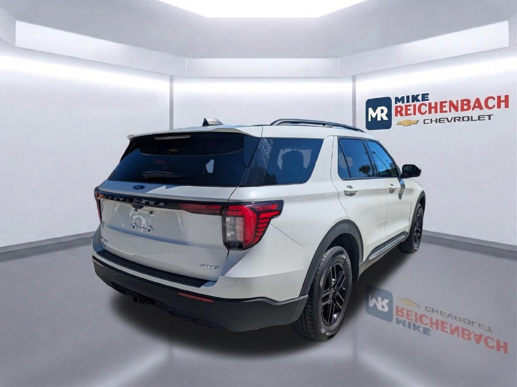Used 2025 Ford Explorer Active AWD/4WD image 4