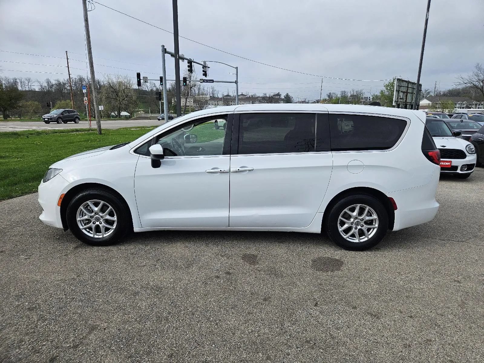 Used 2022 Chrysler Voyager LX FWD image 4