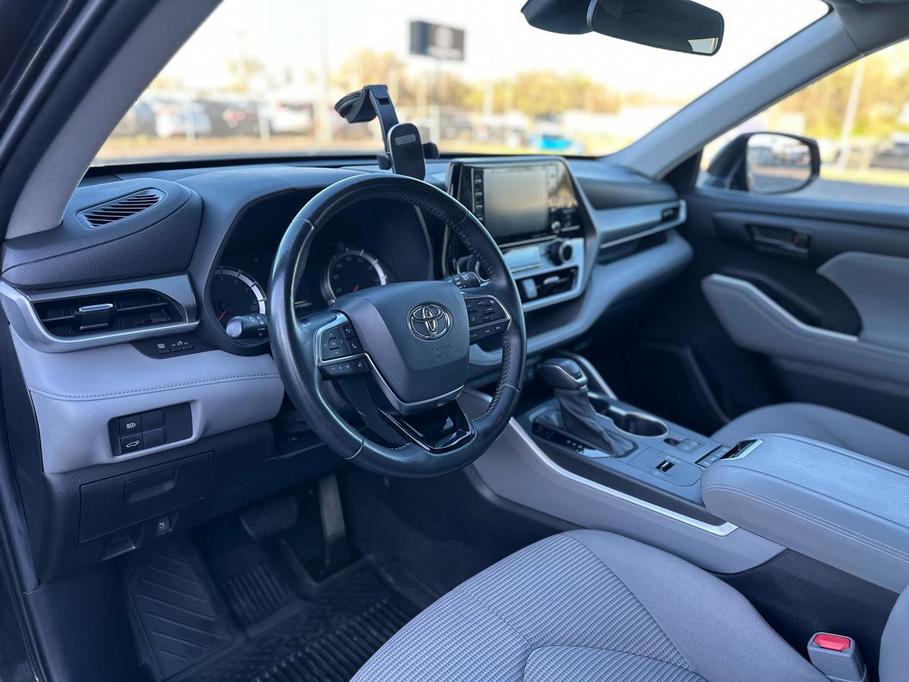 Used 2020 Toyota Highlander LE FWD image 14