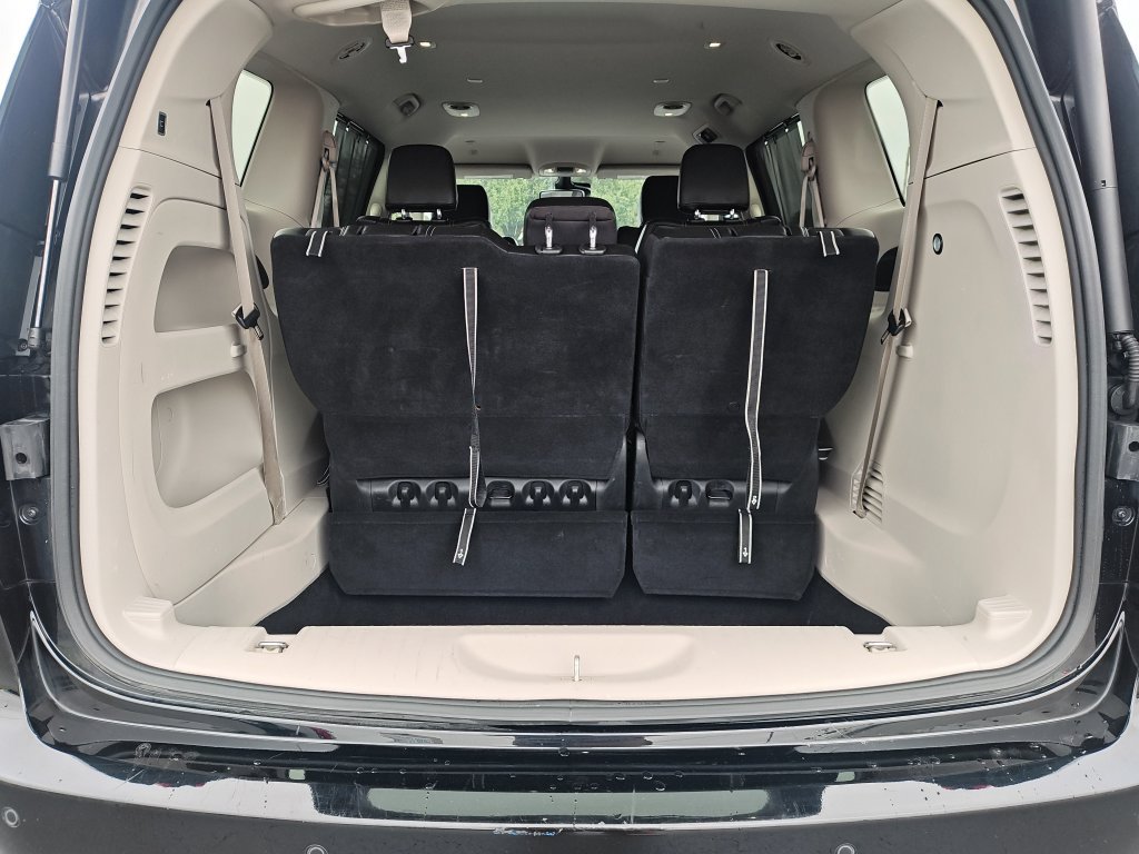 Used 2024 Chrysler Pacifica Touring-L FWD image 9