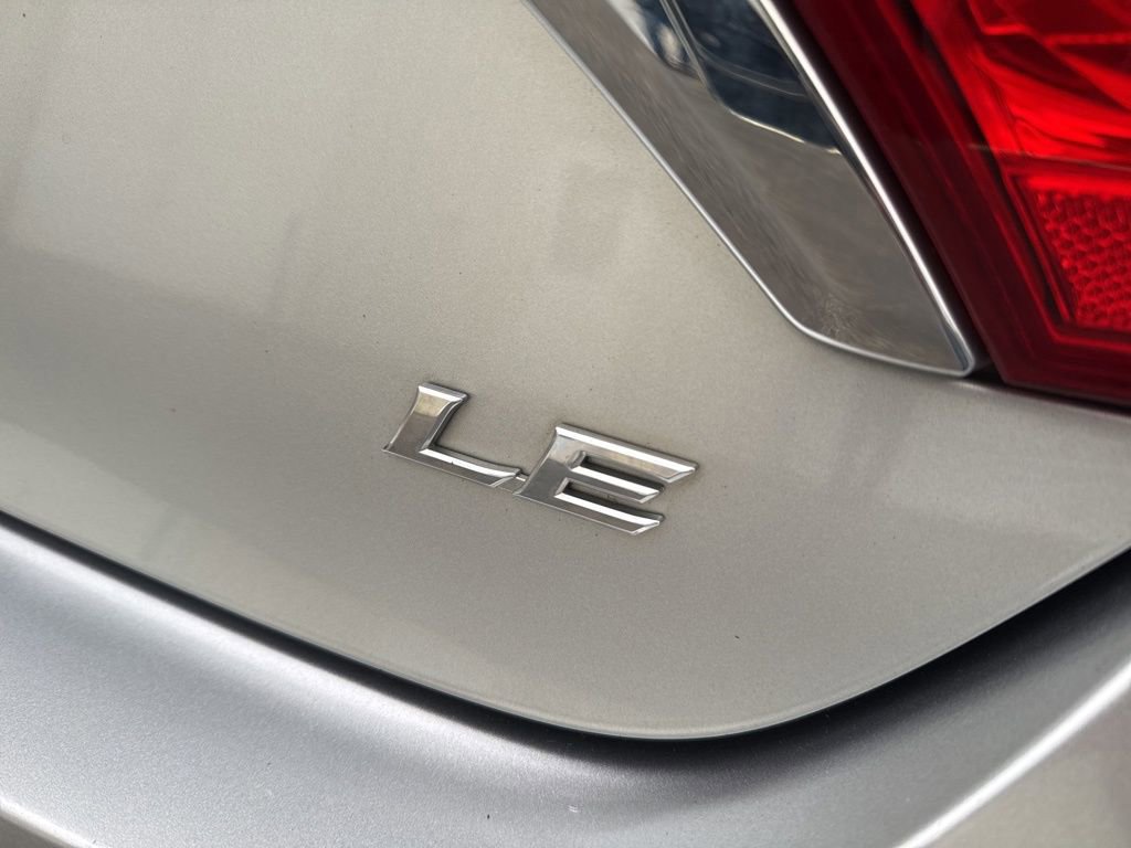 Used 2015 Toyota Camry LE image 6