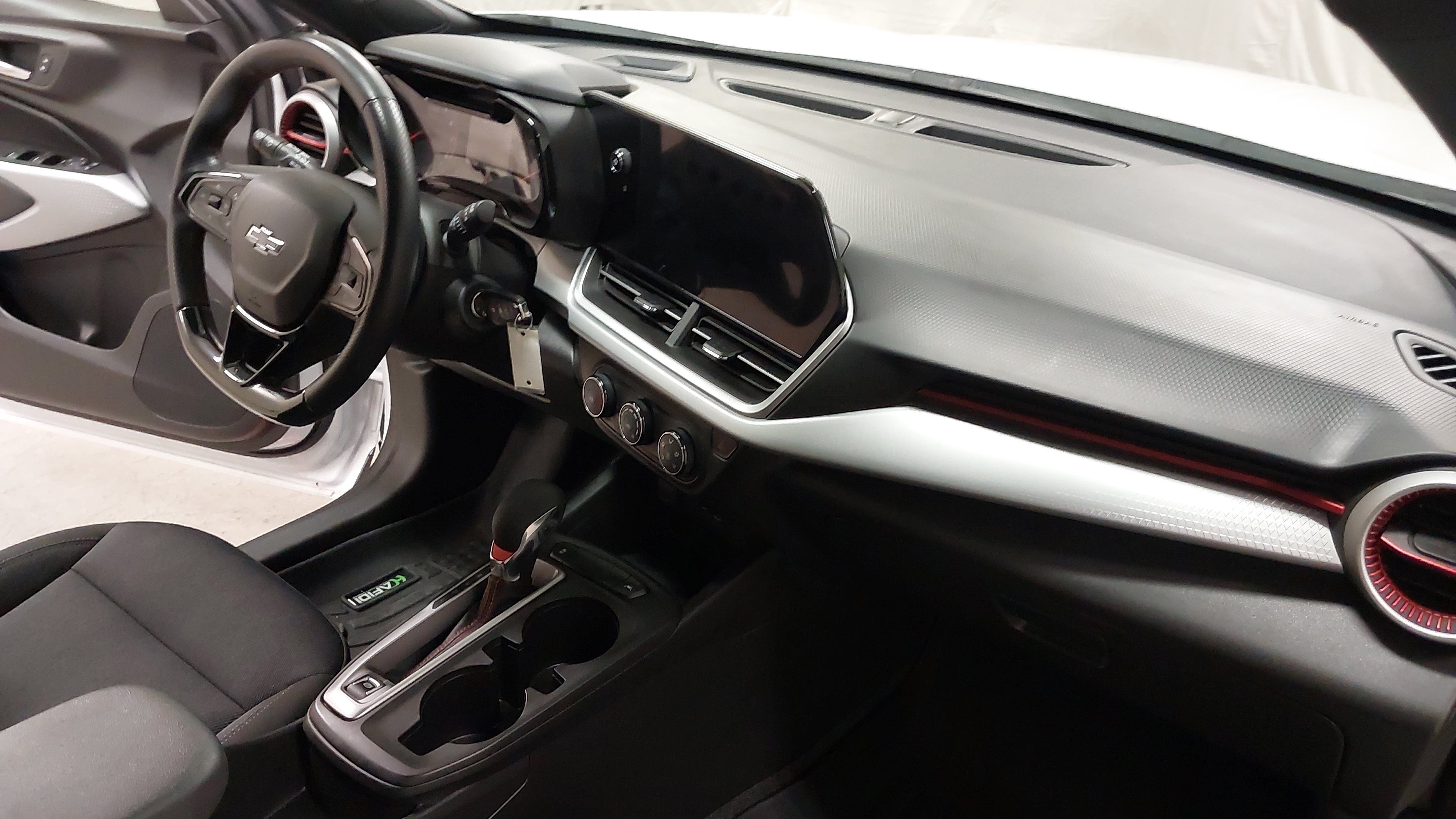 Certified 2024 Chevrolet Trax RS FWD image 29
