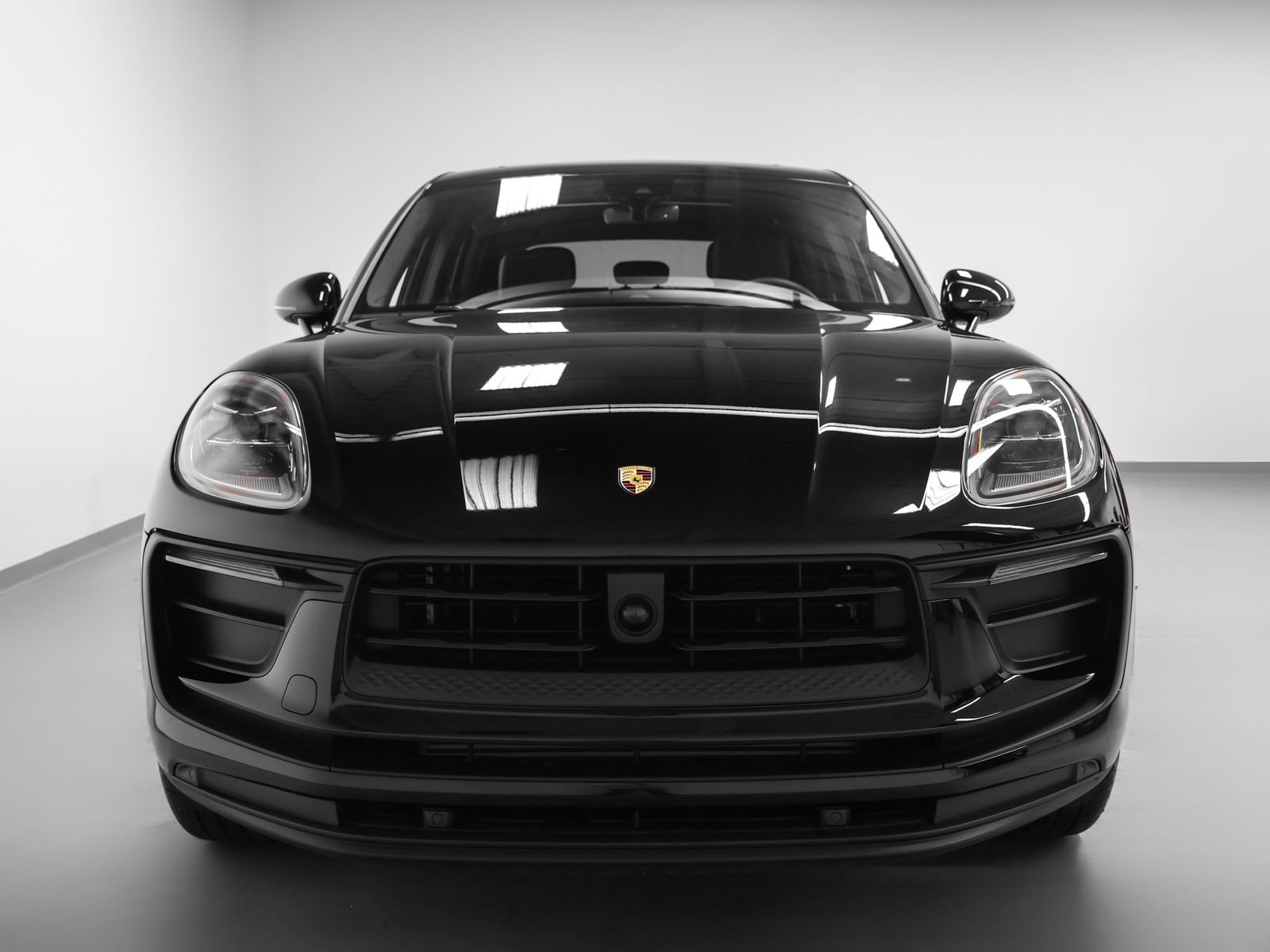 Certified 2025 Porsche Macan AWD/4WD image 8