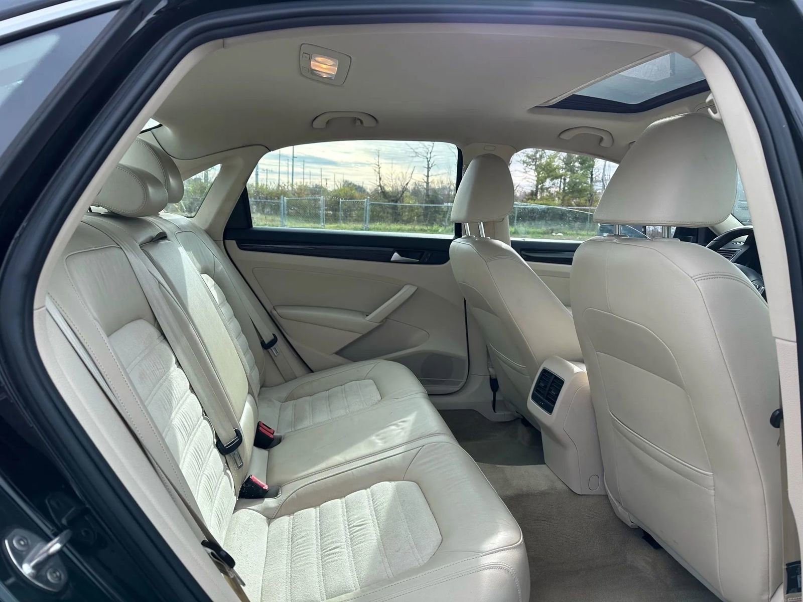 Used 2015 Volkswagen Passat 1.8T SEL Premium image 10