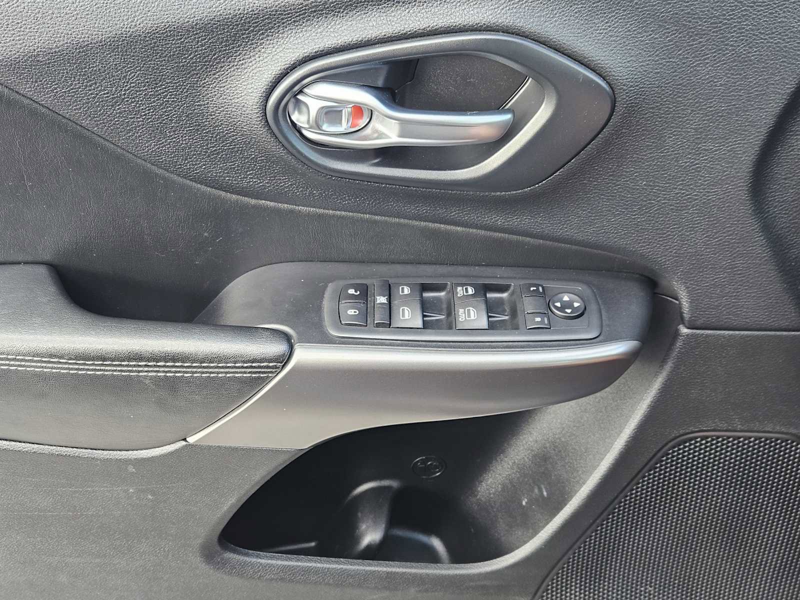 Used 2020 Jeep Cherokee Latitude Plus FWD image 22