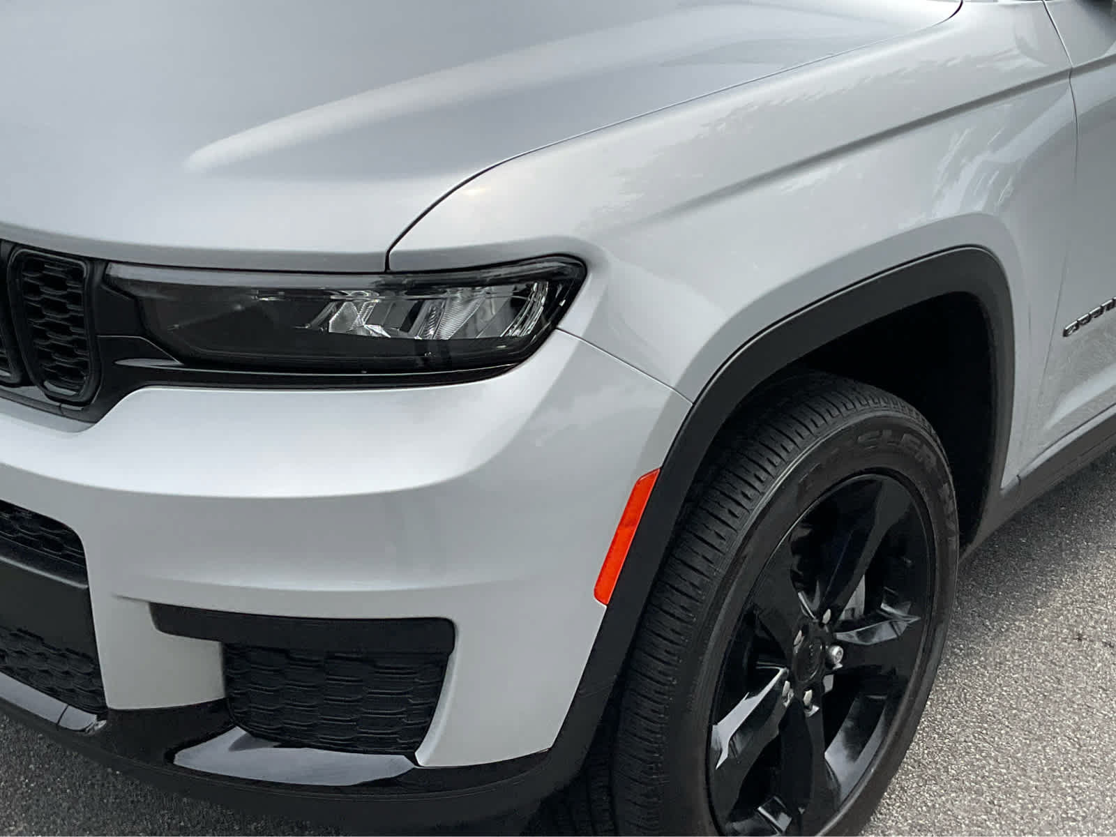 Used 2023 Jeep Grand Cherokee L Laredo RWD image 10