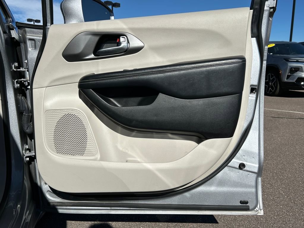 Used 2021 Chrysler Pacifica Touring-L image 34