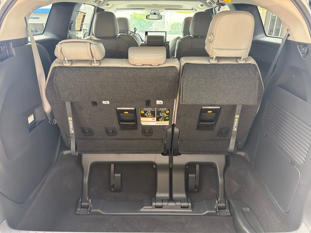 Used 2025 Toyota Sienna XLE image 18